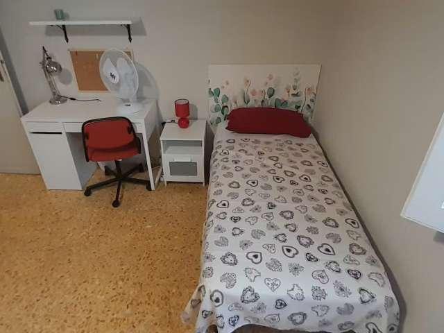 Camera in affitto in appartamento condiviso con 3 camere da letto a Firenze