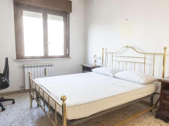Camera in affitto in appartamento condiviso con 3 camere da letto a Roma 70, Roma