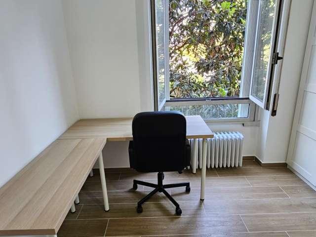 Camera in affitto in appartamento trilocale a Gallaratese, Milano