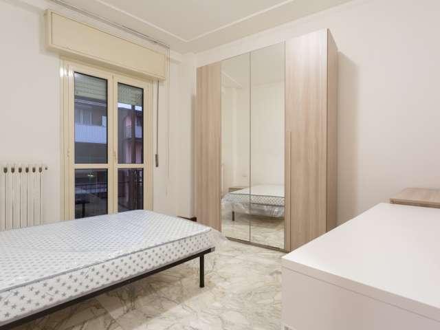 Camera in affitto in camera condivisa, appartamento con 4 camere da letto a Milano