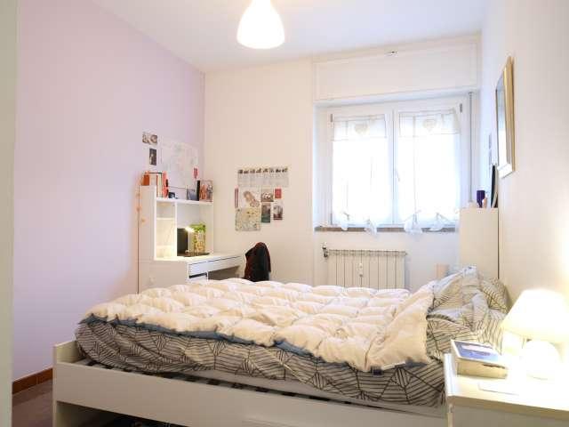 Camera in appartamento con 4 camere da letto a Tufello, Roma
