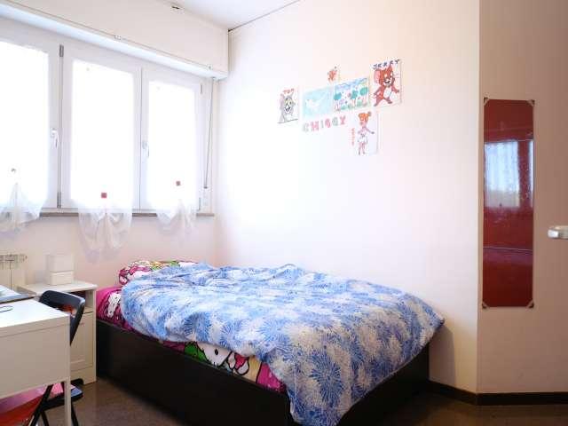 Camera in appartamento con 4 camere da letto a Tufello, Roma