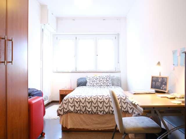 Camera in appartamento con 4 camere da letto a Tufello, Roma