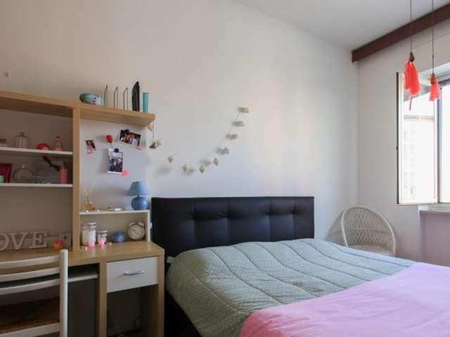 Camera in appartamento con 4 camere da letto a Tibaldi, Milano