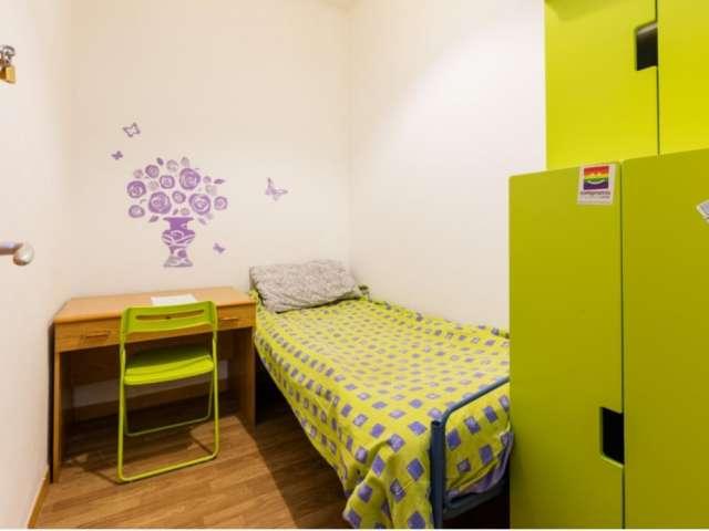Camera in appartamento con 9 camere da letto ad Aurelio, Roma