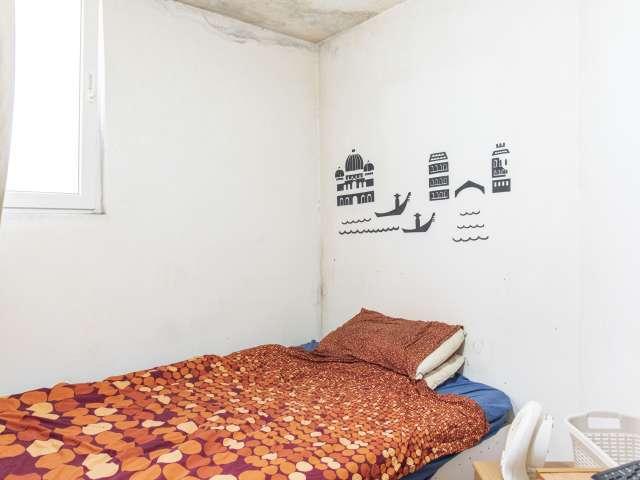 Camera in appartamento con 9 camere da letto ad Aurelio, Roma