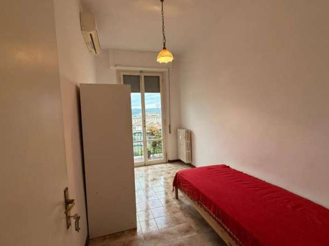 Camera in appartamento con 2 camere da letto a Firenze