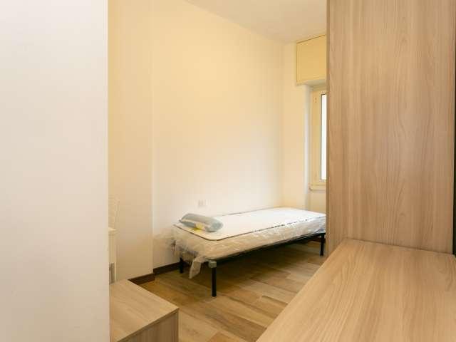 Camera in appartamento con 3 camere da letto a Sesto San Giovanni, Milano