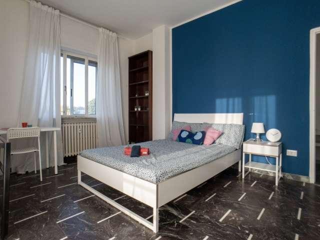 Camera in appartamento con 3 camere da letto a Sesto San Giovanni, Milano
