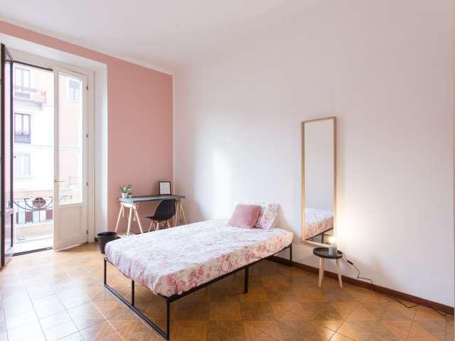 Camera in appartamento condiviso con 3 camere da letto a Tibaldi, Milano
