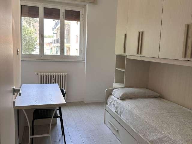 Camera in appartamento condiviso con 3 camere da letto a Comasina, Milano