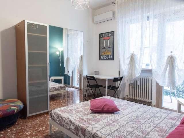Camera in appartamento condiviso con 3 camere da letto a D. Bosco, Roma