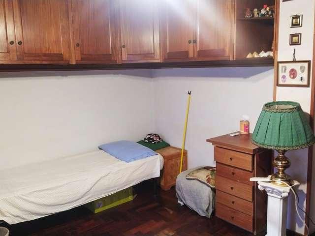 Camera in appartamento condiviso con 3 camere da letto a Fonte Meravigliosa, Roma