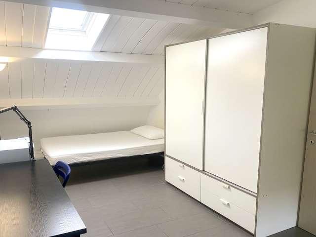 Camera in appartamento condiviso con 3 camere da letto a Giardinetti Tor Vergata