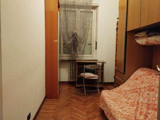 Camera in appartamento condiviso con 3 camere da letto a Parella, Torino
