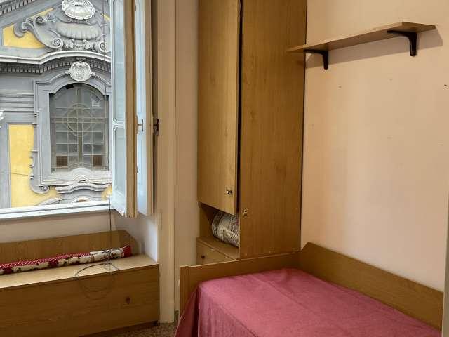 Camera in appartamento condiviso con 3 camere da letto a Pendino