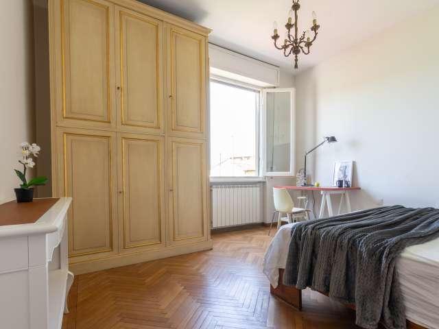 Camera in appartamento condiviso con 3 camere da letto a Pistoiese Pratese