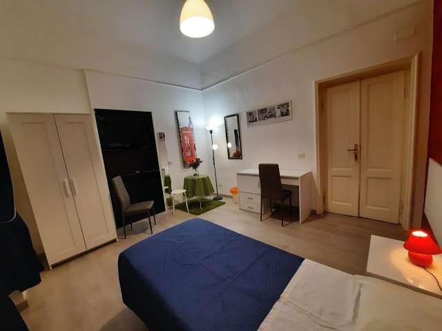 Camera in appartamento condiviso con 3 camere da letto nel Rione Castro Pretorio