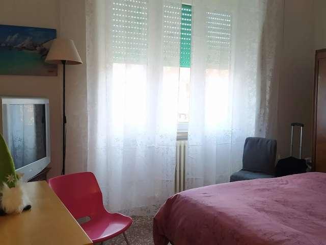Camera in appartamento condiviso con 3 posti letto a Monte Sacro