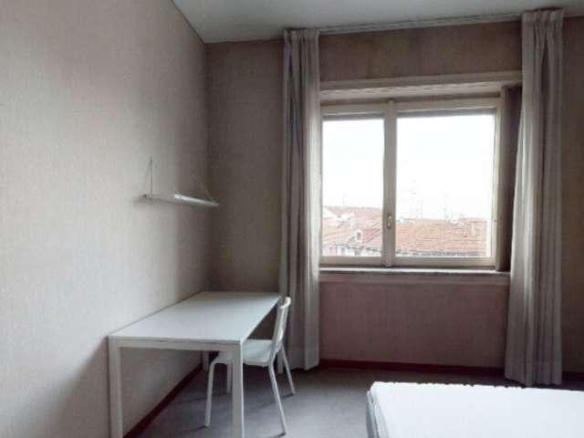 Camera in appartamento condiviso con 10 camere da letto a Buenos Aires, Milano