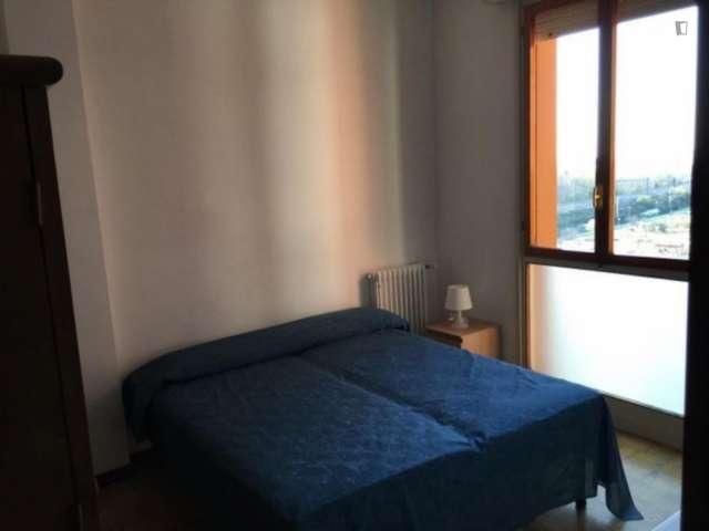 Camera in appartamento condiviso con 7 camere da letto a San Donato, Bologna