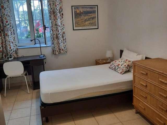 Camera in appartamento condiviso con 4 camere da letto a Trieste, Roma