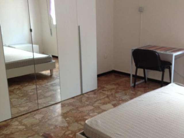 Camera in appartamento condiviso con 4 camere da letto a Bolognina, Bologna