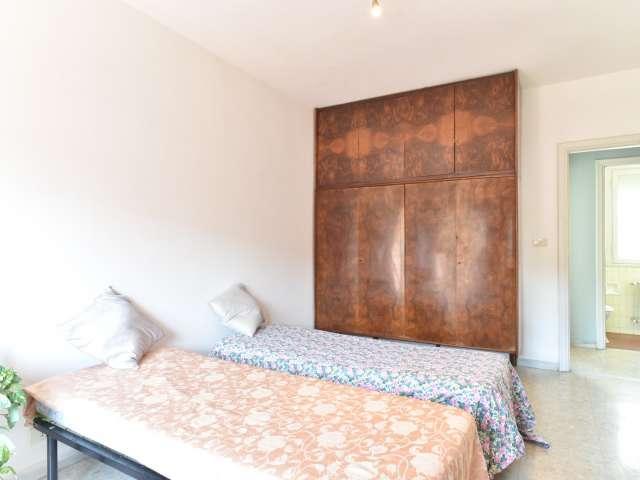 Camera in appartamento condiviso con 4 camere da letto a Casal Bruciato, Roma