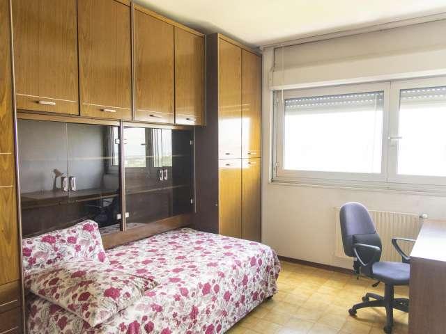 Camera in appartamento condiviso con 4 camere da letto a Laurentino, Roma