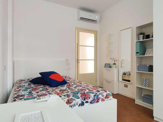Camera in appartamento condiviso con 4 camere da letto a Lodi Corvetto, Milano
