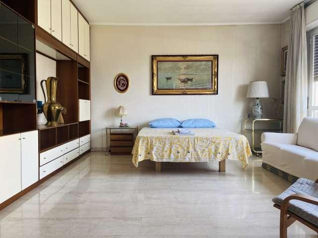 Camera in appartamento condiviso con 4 camere da letto a Lorenteggio, Milano