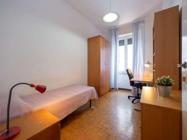 Camera in appartamento condiviso con 4 camere da letto a Porta Vigenzia, Milano