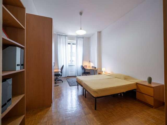 Camera in appartamento condiviso con 4 camere da letto a Porta Vigenzia, Milano