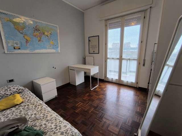 Camera in appartamento condiviso con 4 camere da letto a Rho, Milano