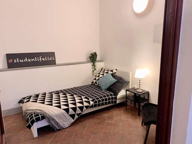 Camera in appartamento condiviso con 4 camere da letto a Santa Maria Novella