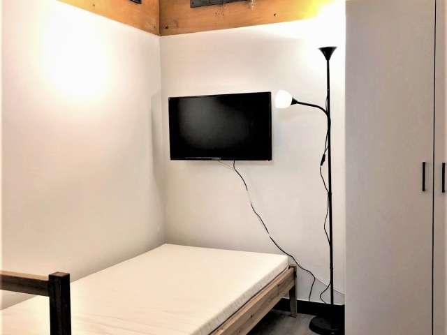 Camera in appartamento condiviso con 4 camere da letto a San Fruttuoso, Genova