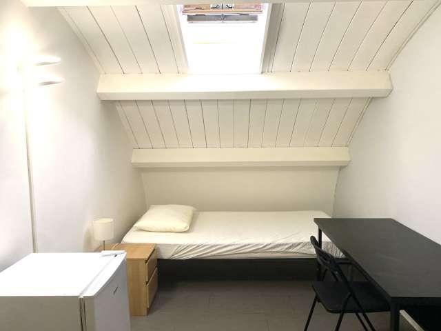 Camera in appartamento condiviso con 4 camere da letto, Giardinetti Tor Vergata