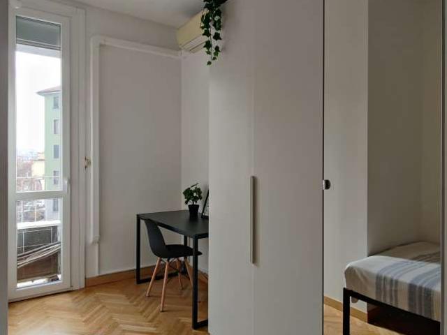 Camera in appartamento condiviso con 4 camere da letto in Umbria Molise, Milano