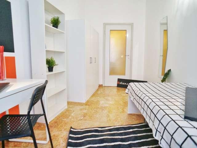 Camera in appartamento condiviso con 5 camere da letto a Guastalla