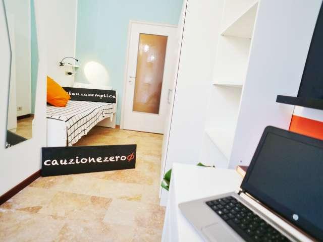 Camera in appartamento condiviso con 5 camere da letto a Guastalla