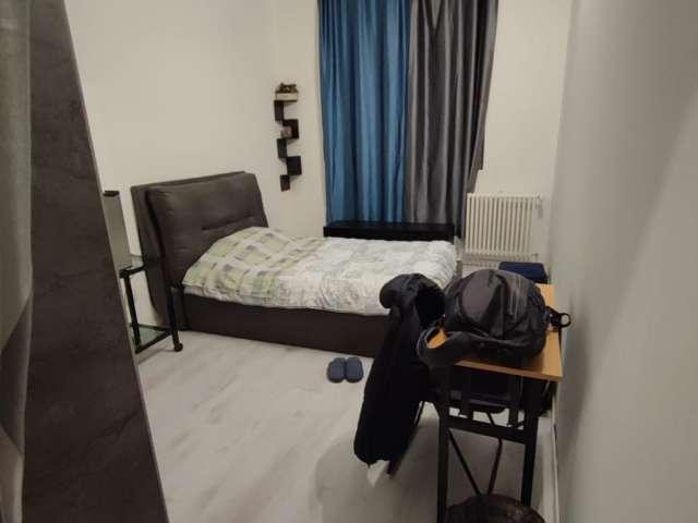 Camera in appartamento condiviso con 5 camere da letto a Padova, Milano