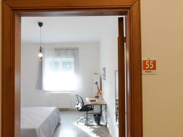 Camera in appartamento condiviso con 5 camere da letto a Pozzuoli