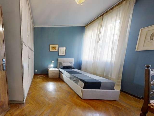 Camera in appartamento condiviso con 5 camere da letto in Stazione Ferroviaria