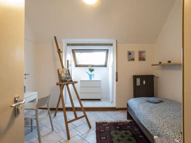 Camera in appartamento condiviso con 5 camere da letto in Viale Monza, Milano