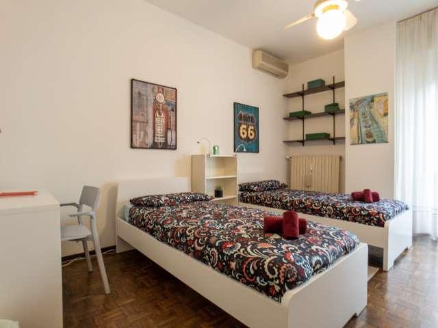Camera in appartamento condiviso con 5 camere da letto in Viale Monza, Milano