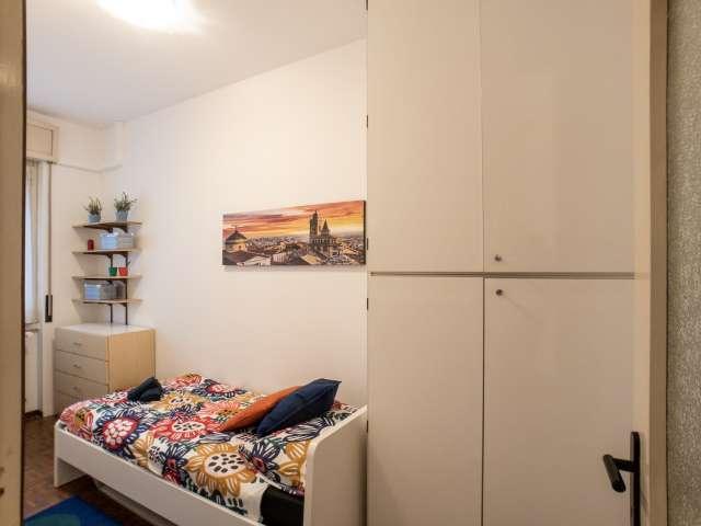 Camera in appartamento condiviso con 5 camere da letto in Viale Monza, Milano