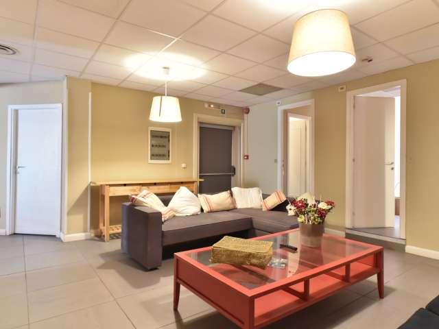 Camera in appartamento condiviso con 6 camere da letto al Quadraro, Roma