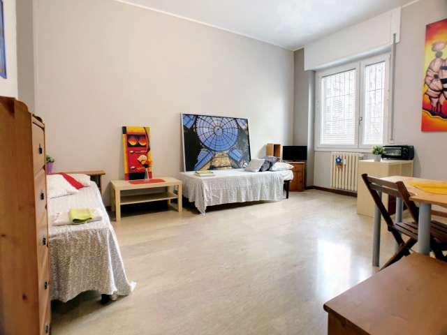 Camera in appartamento condiviso con due camere da letto a Barona, Milano