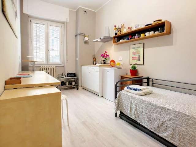 Camera in appartamento condiviso con due camere da letto a Barona, Milano