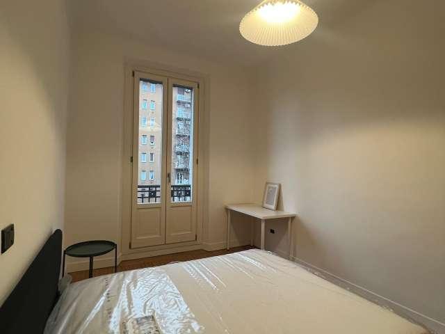 Camera in appartamento condiviso con due camere da letto a Ghisolfa, Milano